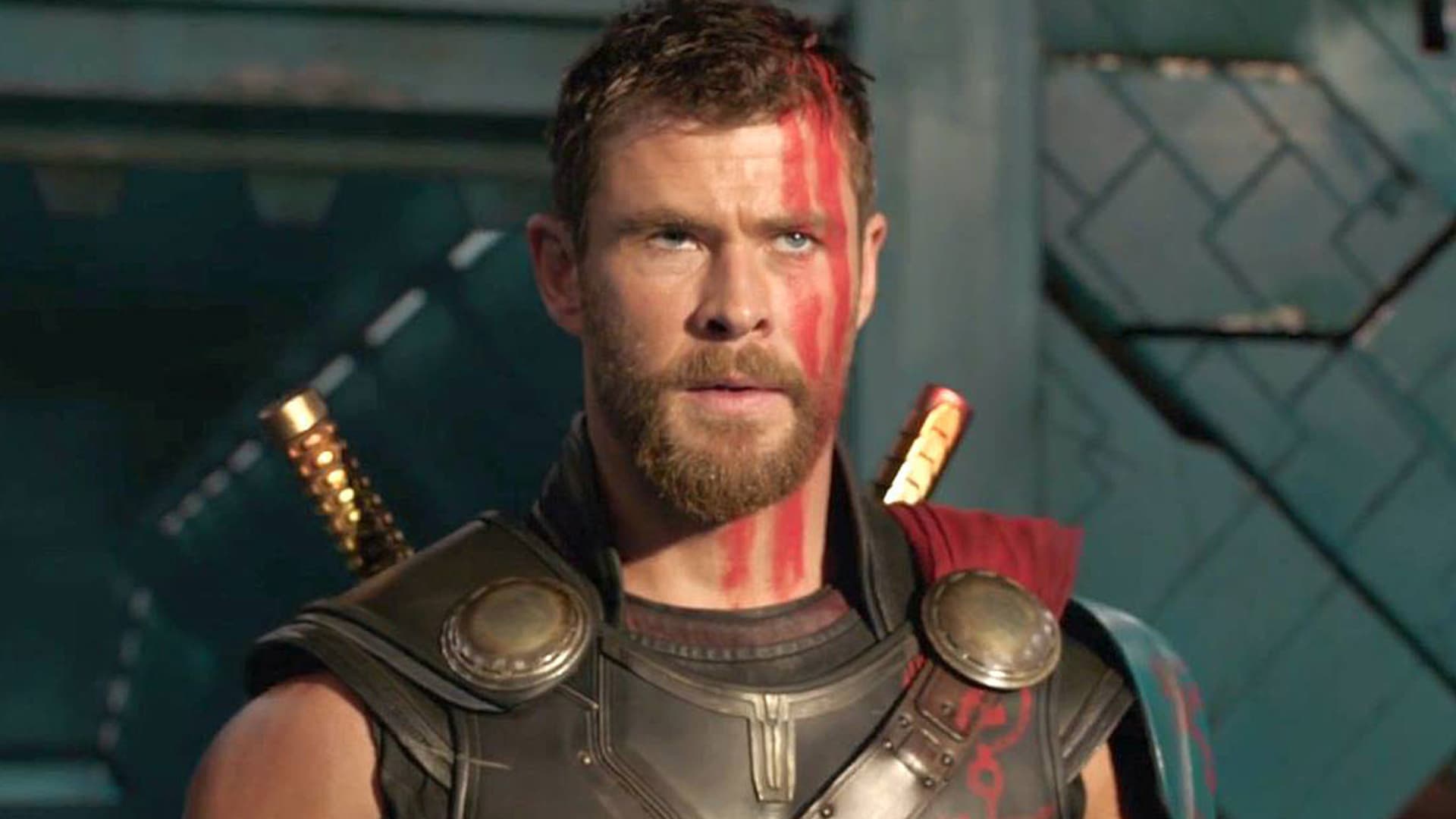 Kortklippt Thor med röd färg i ansiktet
