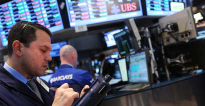Stocks Log 1% Rally, Dow Up 150; AAPL Below $400