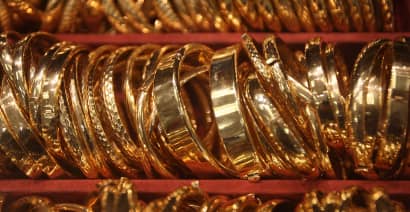 Gold Turns Lower as Dollar Gains