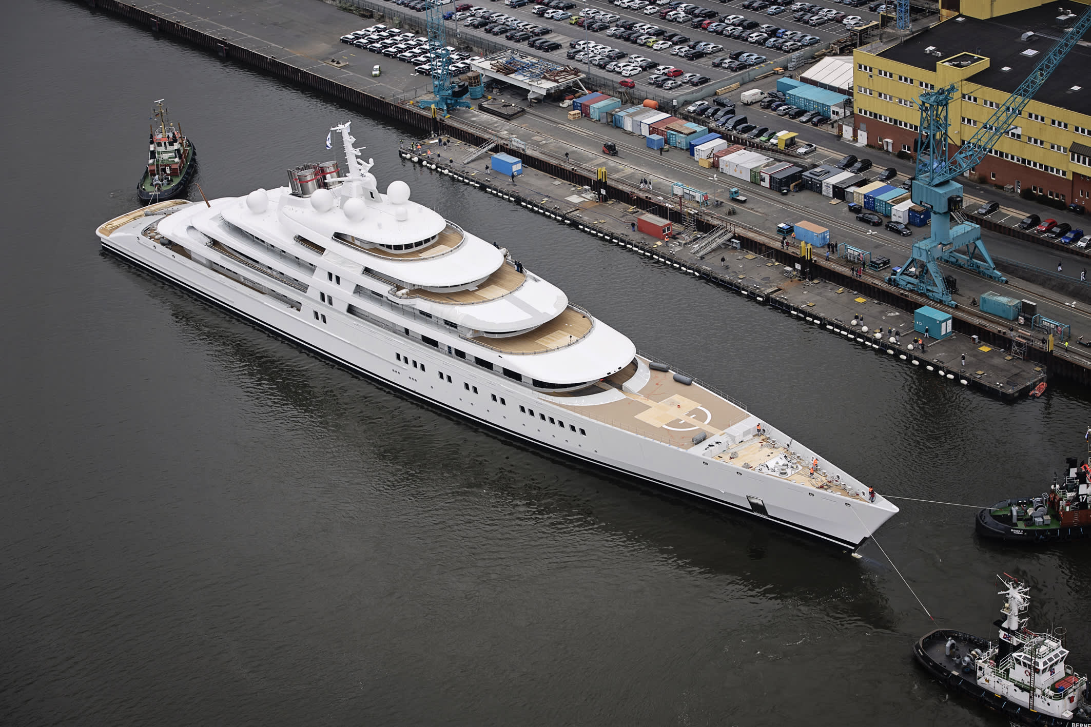 Begravelse Komprimere smog World's Biggest Yacht Launches at 590 Feet