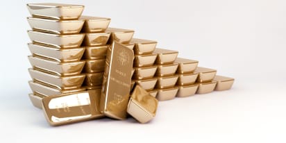 Gold hits six-week low after Fed fuels dollar rally