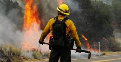 1,100 people remain evacuated as crews dig containment line around Arizona brush fire