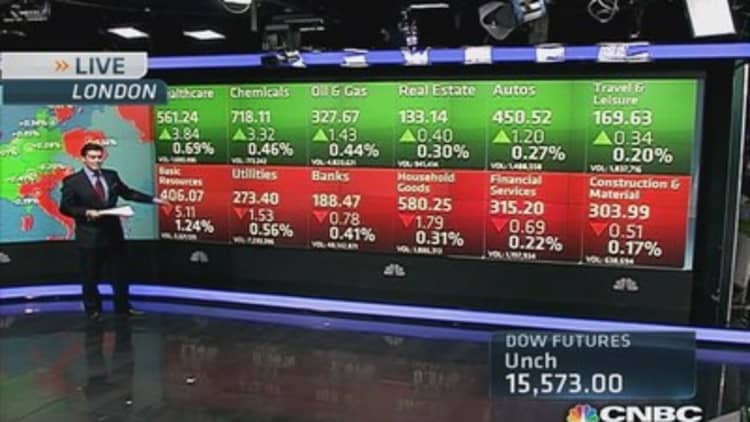 European shares trading slightly lower