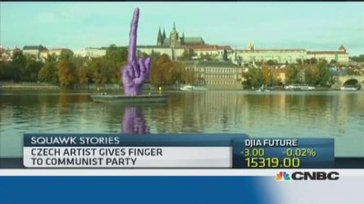 Czech artist gives finger to communist party