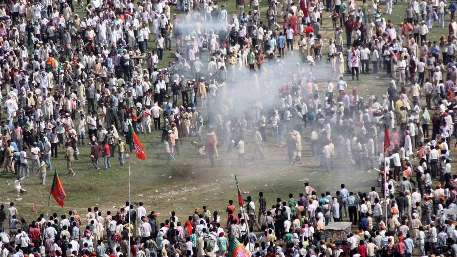 Blasts fail to deter a rally in India