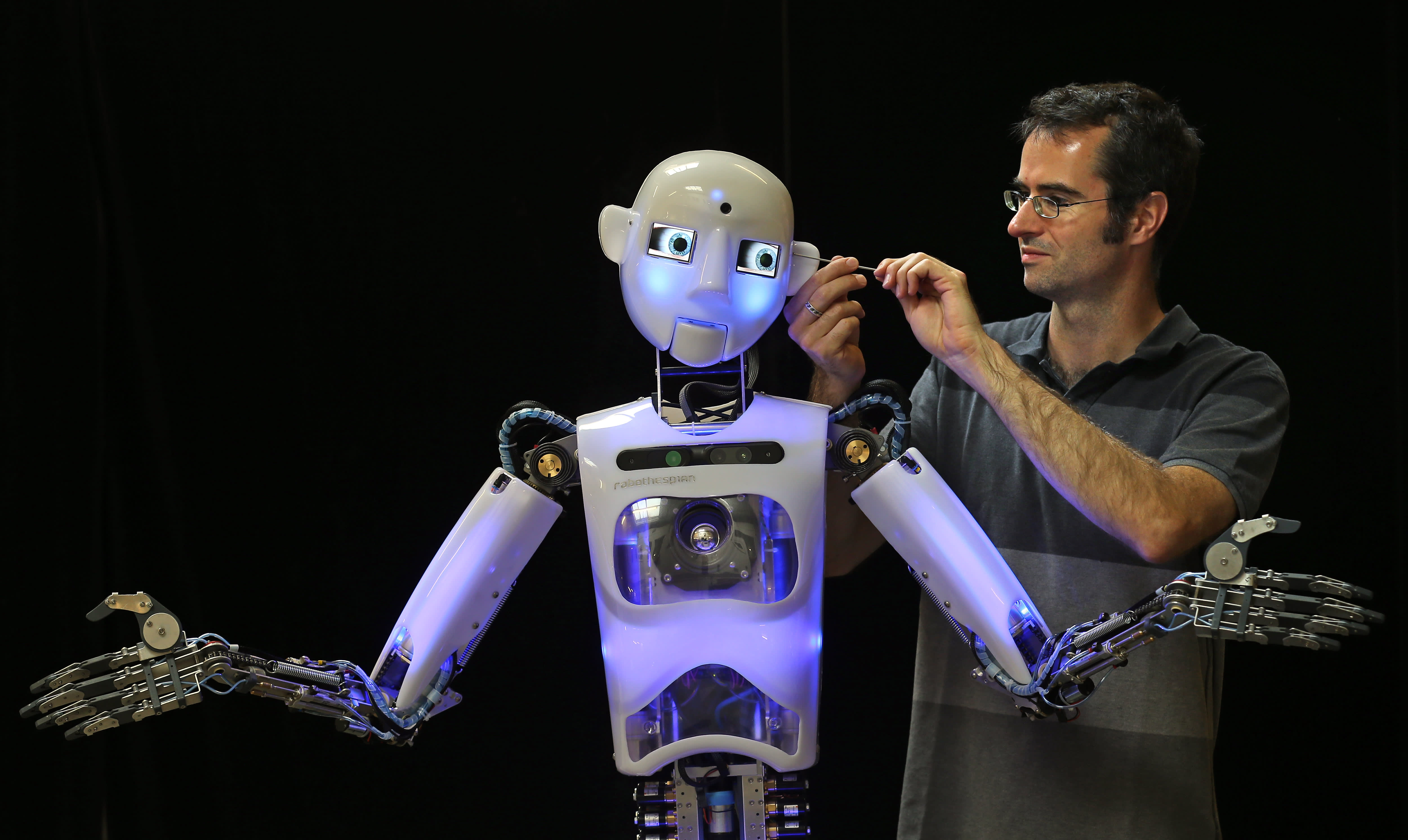 Обычного человека сделают роботом. Робот. Робототехник профессия. Современные роботы. Робот настоящий.