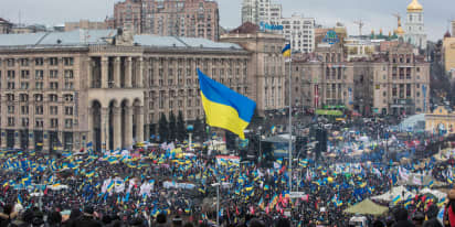 Ukraine crisis escalates amid 'insane' scenes