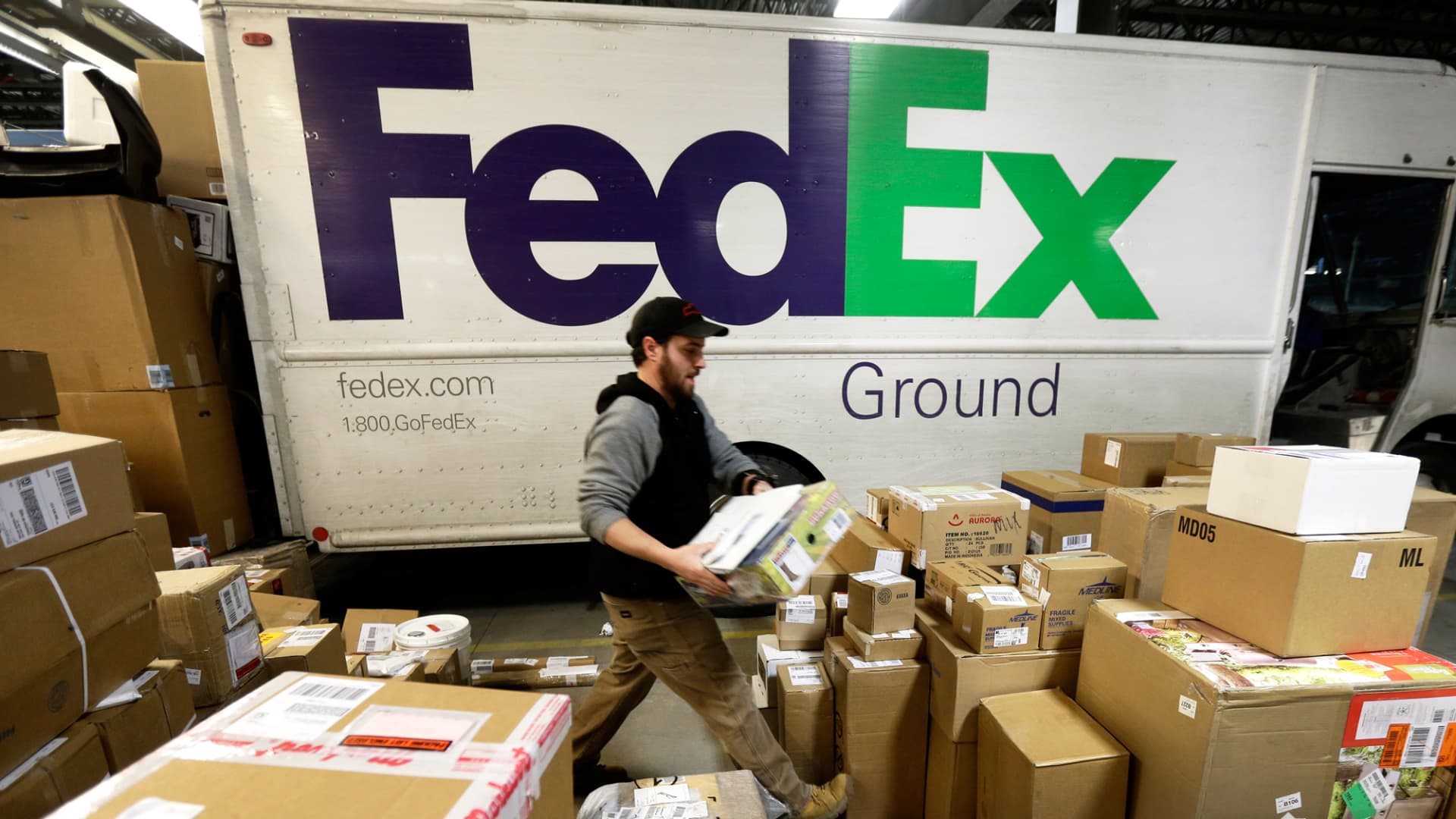 ups-fedex-scramble-to-deliver-delayed-christmas-packages