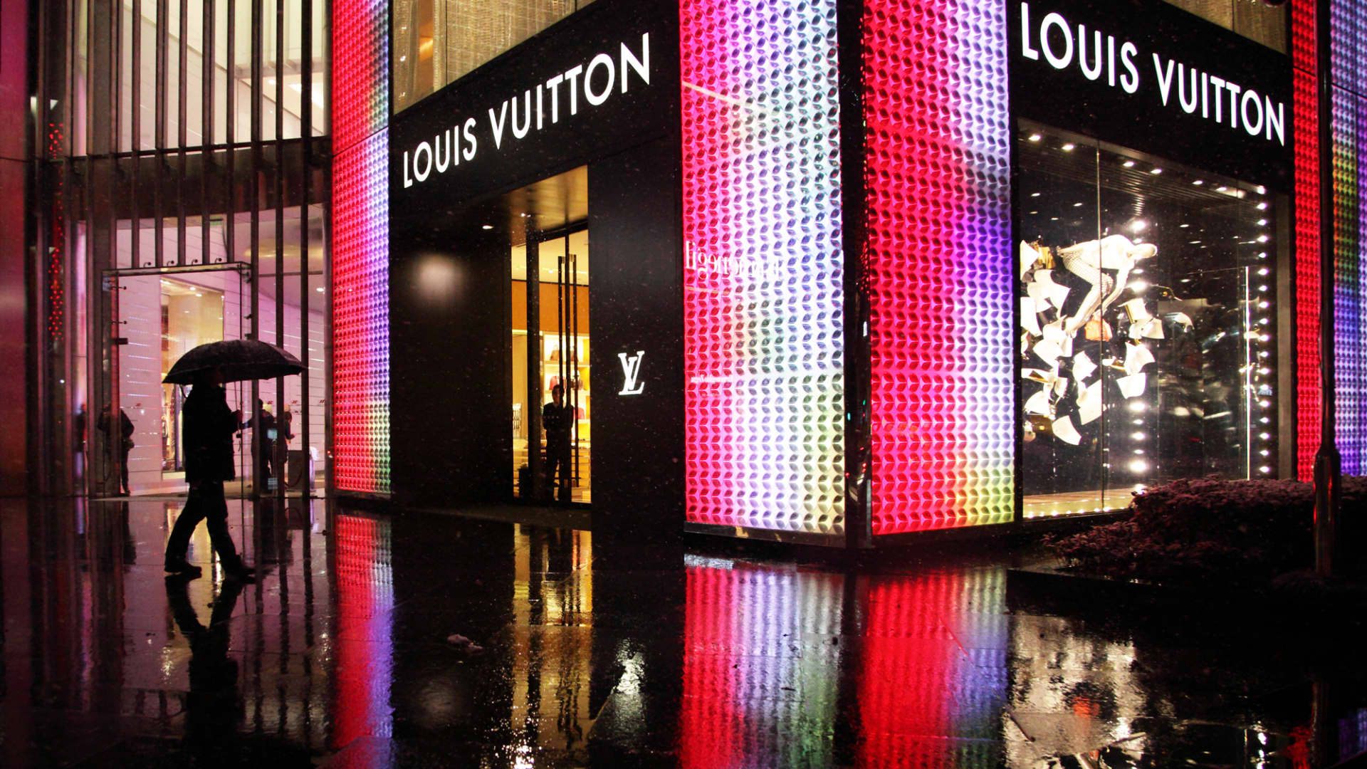 Glamorous Louis Vuitton owner backs down on renegotiating deal to buy  Tiffany