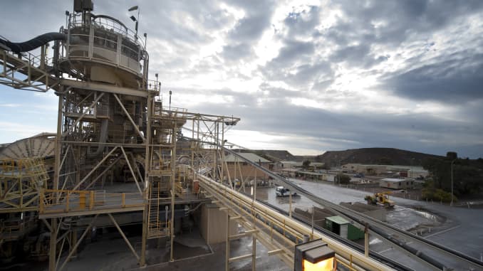 Las cintas transportadoras transportan mineral de cobre en la planta de procesamiento de la mina subterránea de bloques de oro y cobre Northparkes de Rio Tinto Group en Parkes, Nueva Gales del Sur, Australia.