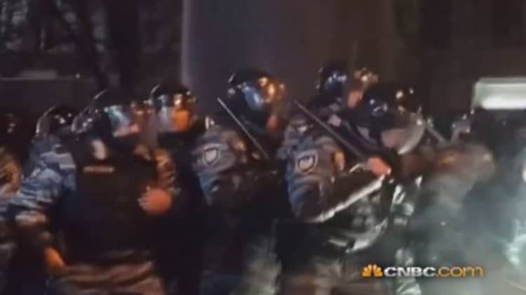 Protesters attack police in Kiev