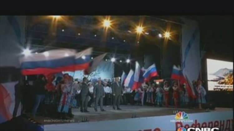 Crimea's pro-Russian crowds cheer vote