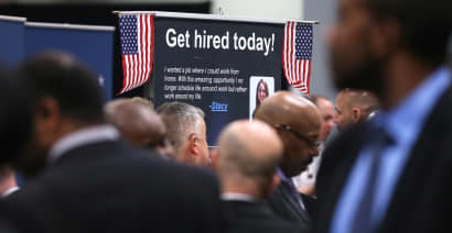 Hot US jobs market spurs push to reach those left behind