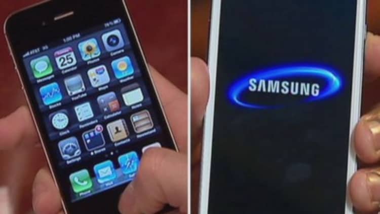 Apple-Samsung duke it out in court
