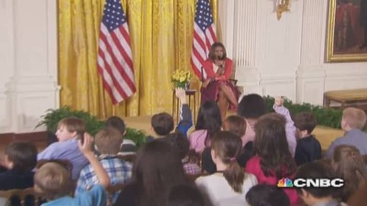 Young girl gives dad's resume to first lady