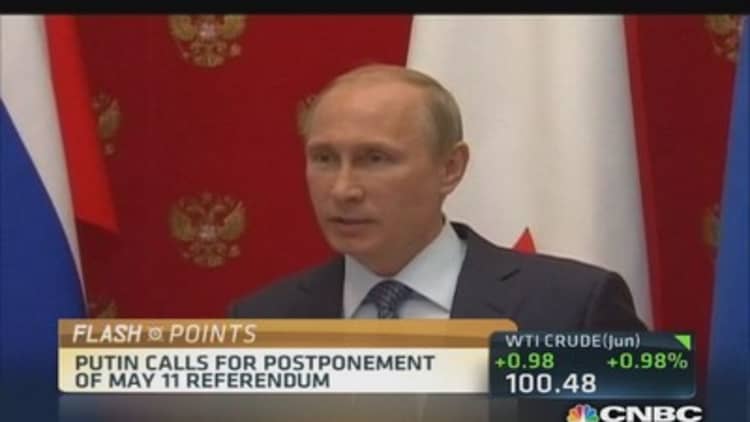 Putin urges to postpone May 11 referendum