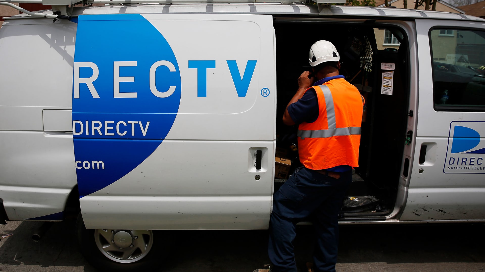DirecTV lays off hundreds of managers as cord cutting accelerates