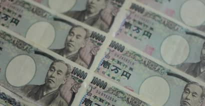 Dollar ticks up, but yen holds gains as recession fears grow