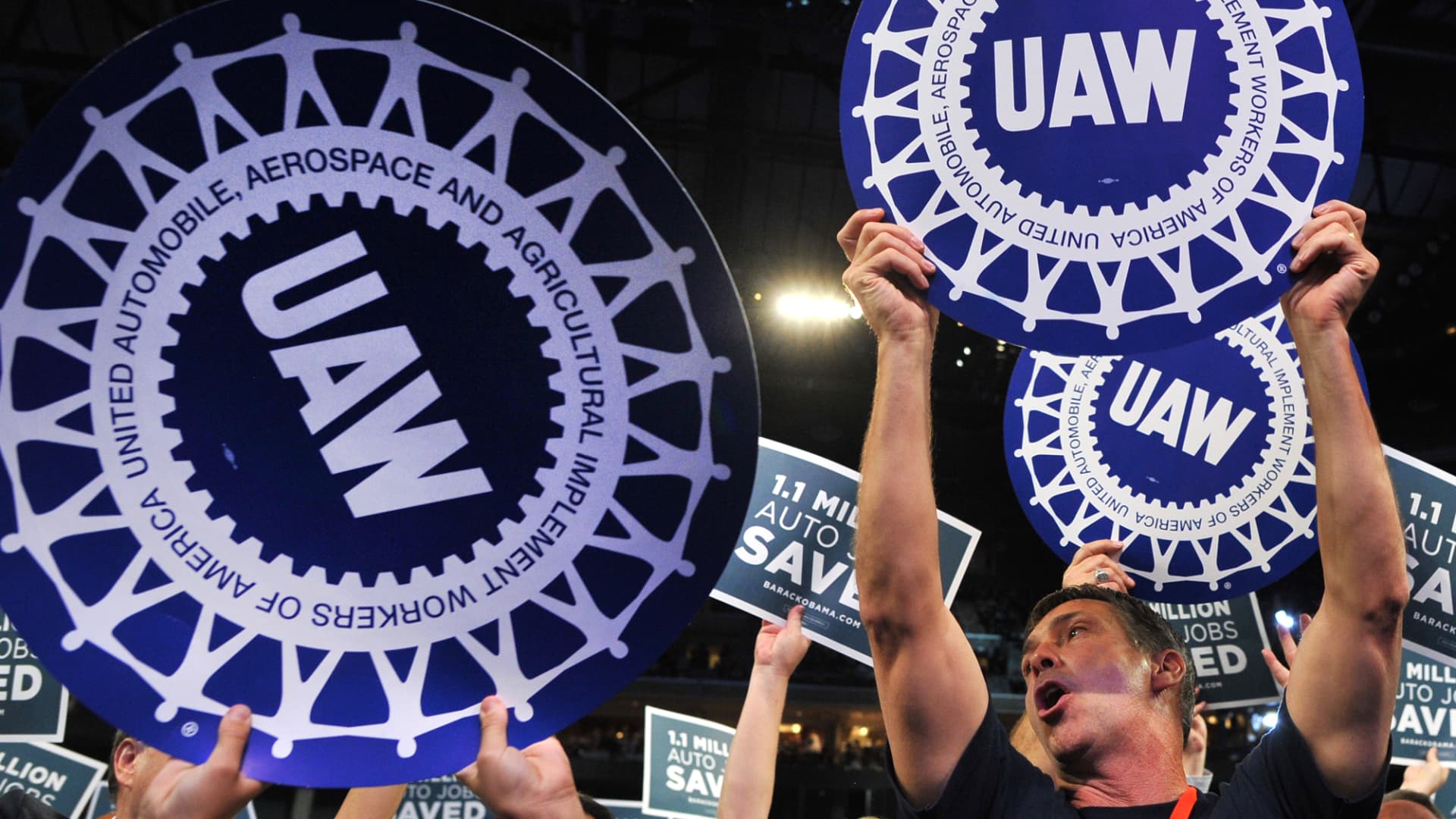 UAW members elect reform president, ousting incumbent, ahead of crucial auto negotiations