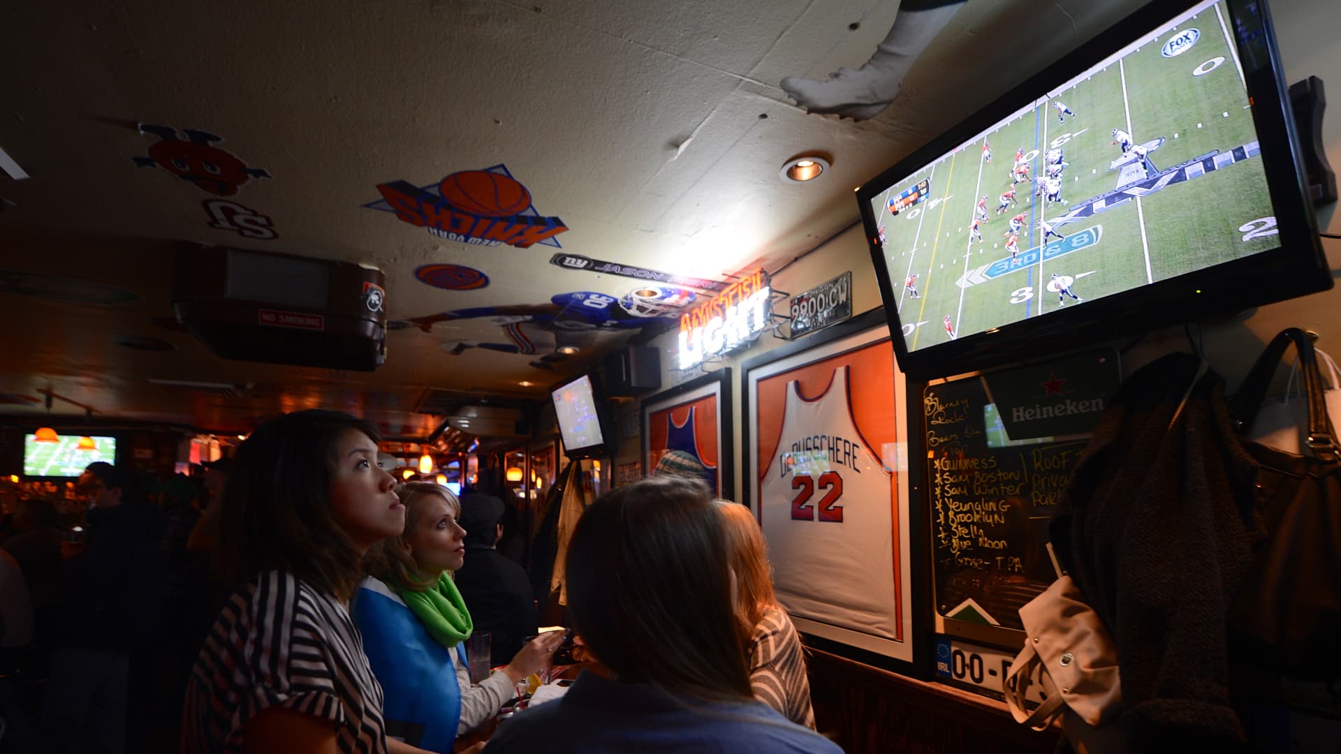 DirecTV reaches deal to provide NFL 'Sunday Ticket' to bars and restaurants