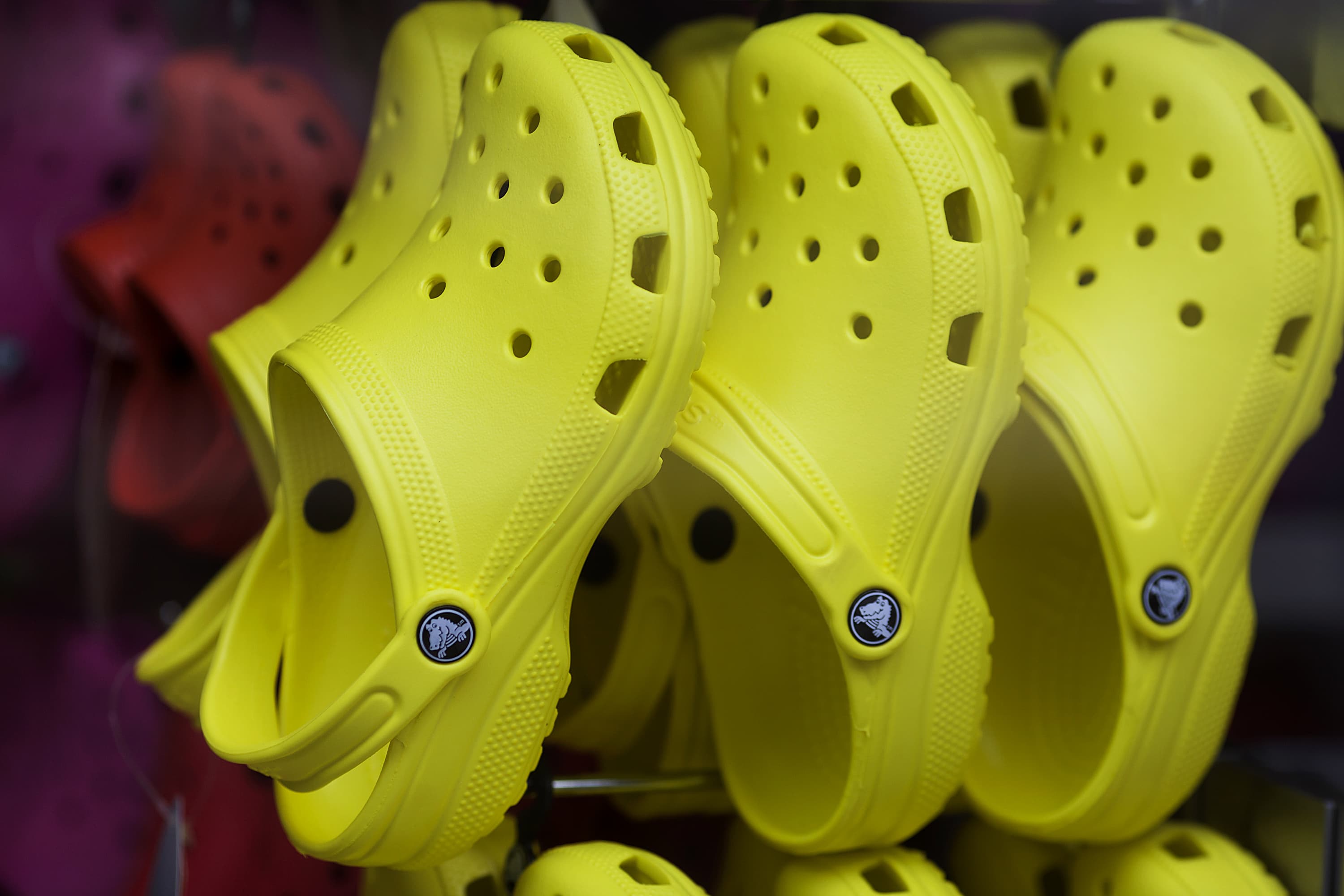 Crocs shares rise with increased selling prospects until 2021