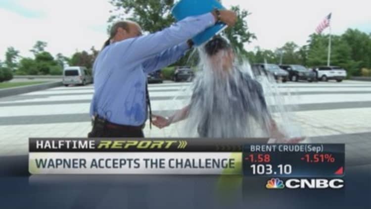 CNBC's Wapner accepts ice bucket challenge