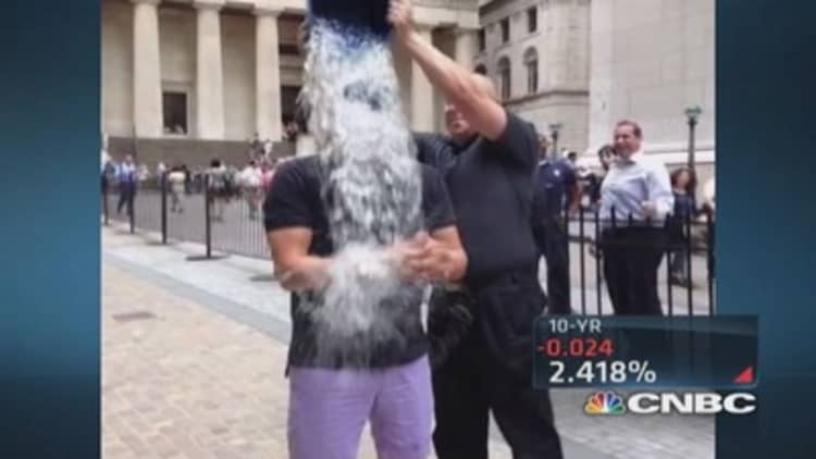 CNBC's Carl Quintanilla accepts ice bucket challenge