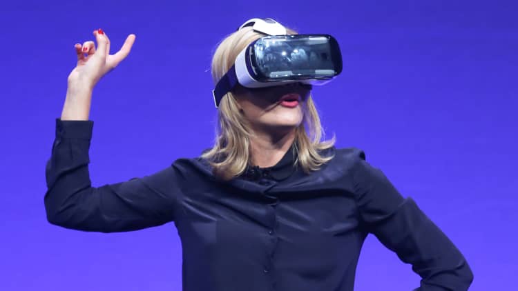 Samsung visits virtual reality ... and launches 2 phones