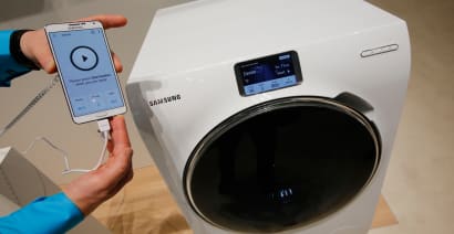 Samsung: LG, stop vandalizing our stuff!