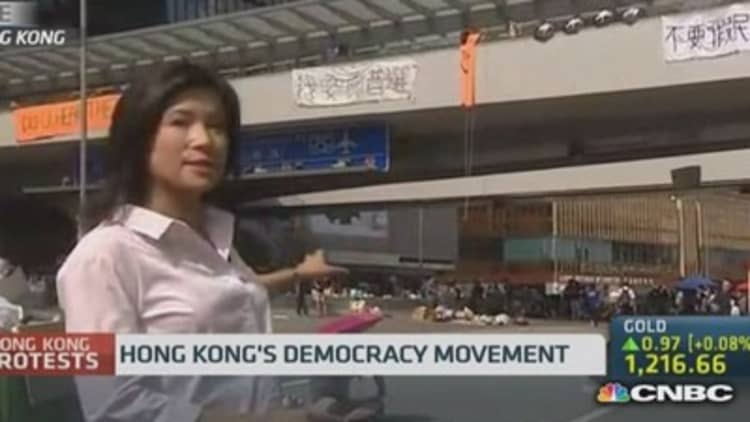 Protesters stay out on Hong Kong streets
