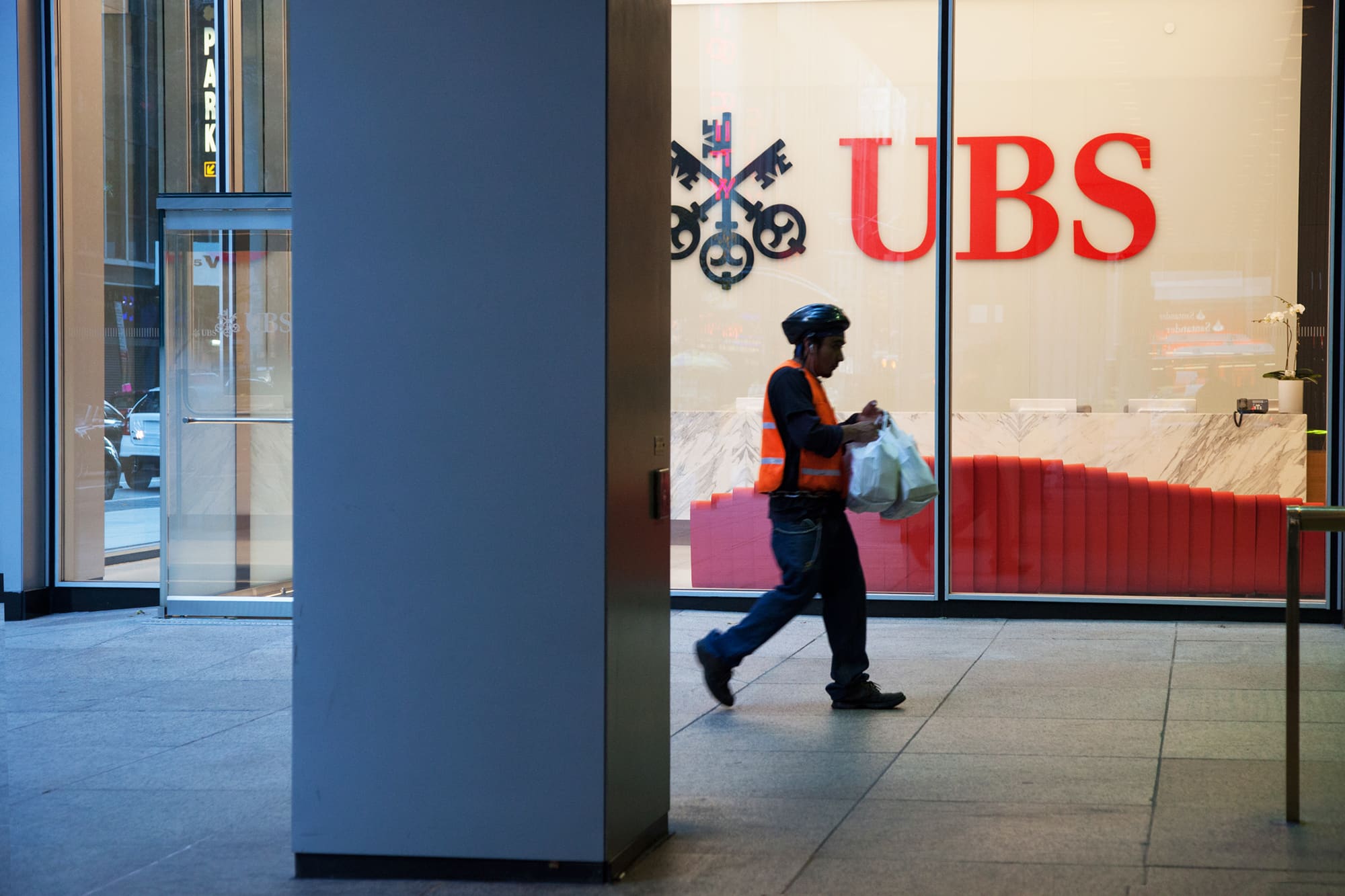 UBS records fall in quarterly profits to $ 1.35 billion, setting ambitious new targets