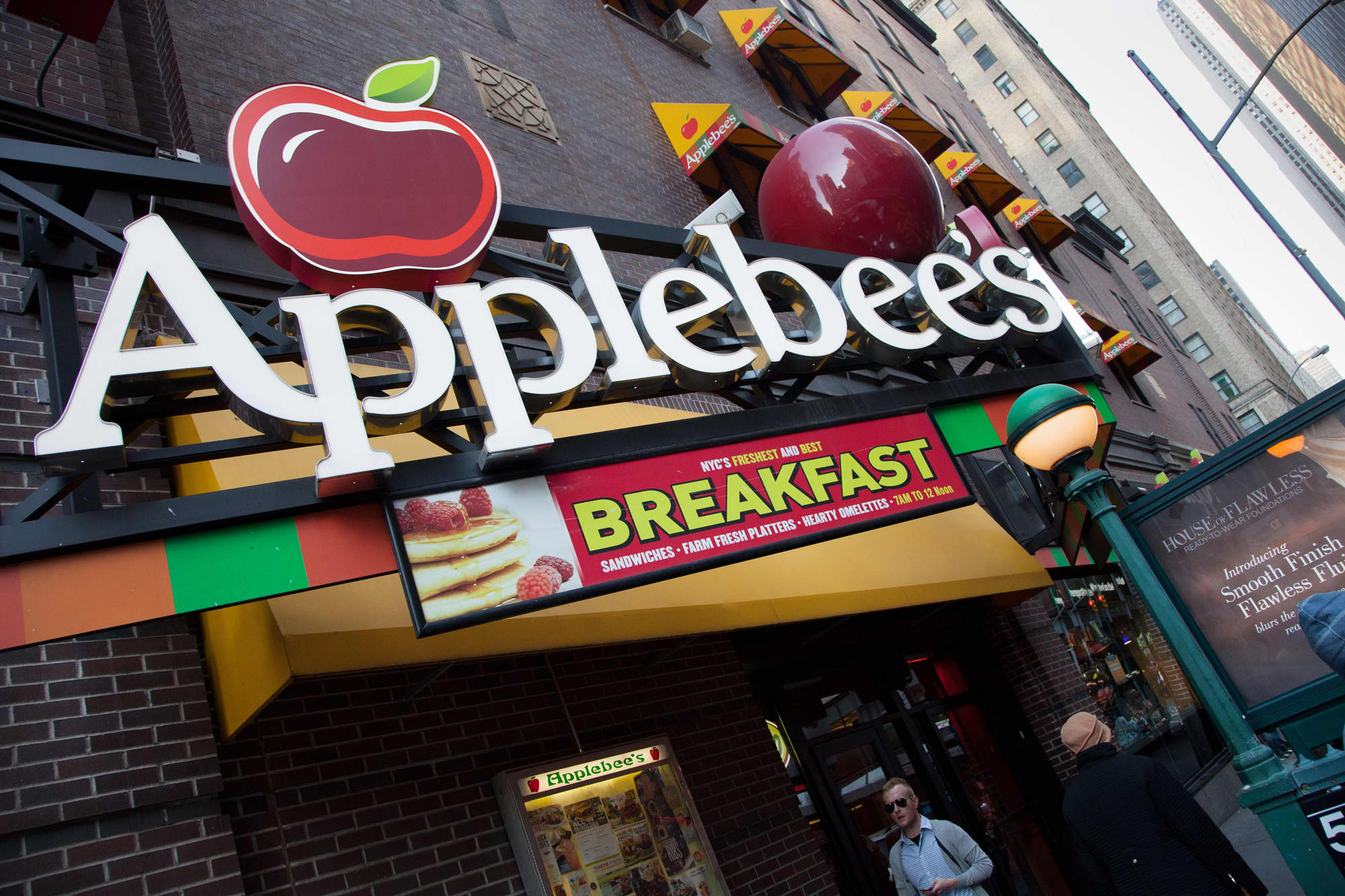 Applebee의 소유주인 Dine Brands는 패스트푸드 고객을 목표로 합니다.