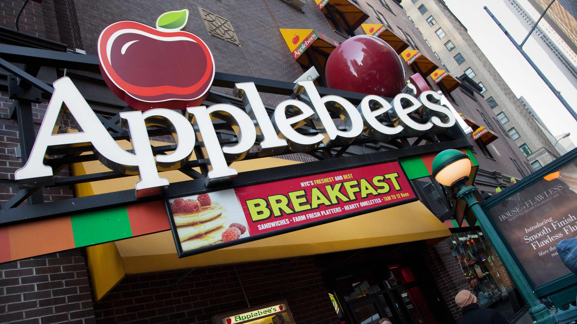 Applebee's owner Dine Brands targets fast-food customers