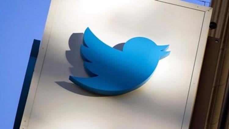 Twitter falls after Q4 sales warning