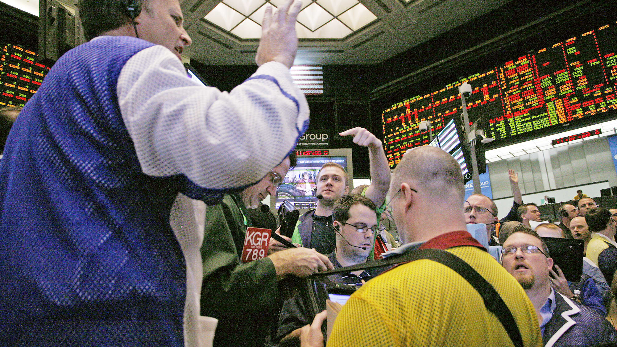 Treasury yields climb as investors monitor omicron variant