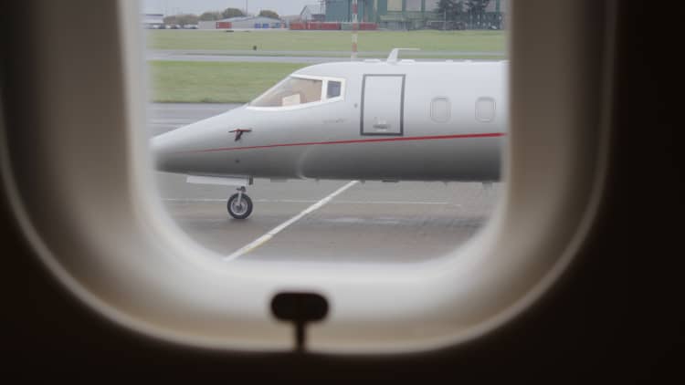 How to rent your own private jet by the hour