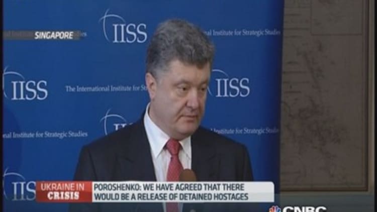Ukraine's Poroshenko talks ceasefire