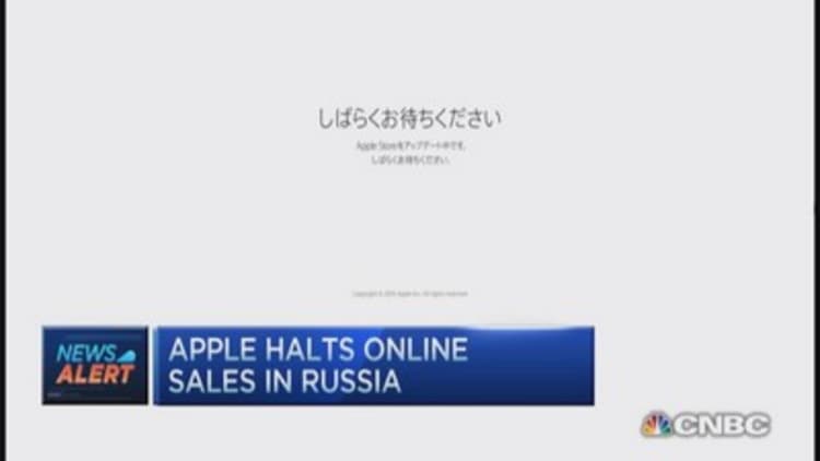 Apple halts online sales in Russia