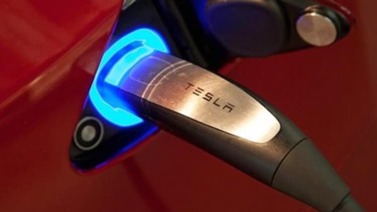 Tesla unveils battery swap station