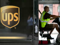 Un conductor de UPS se aleja después de hacer una entrega en Washington, DC