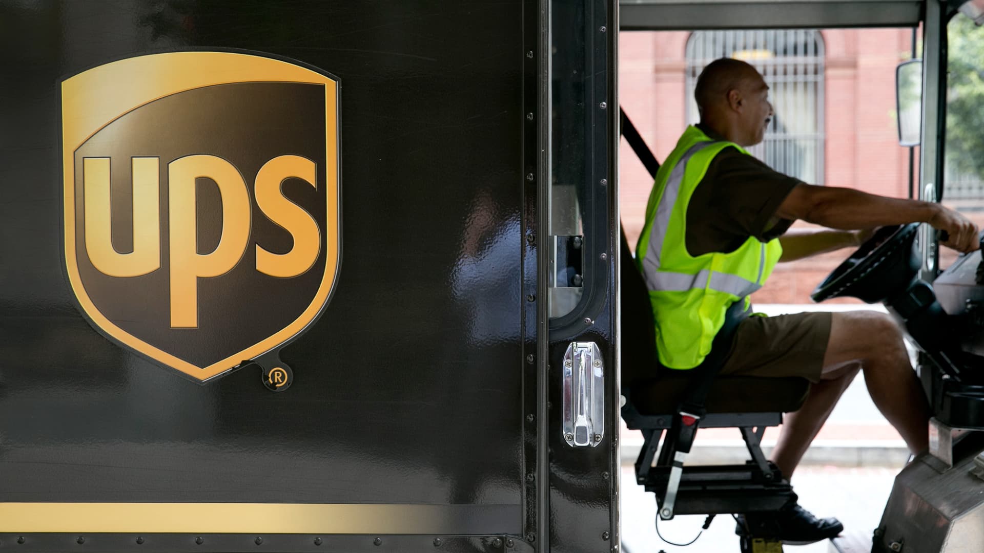 Photo of UPS CEO says drivers will average $170,000 in pay and benefits at end of 5-year deal