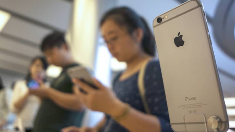 Big Apple beat; sells 74.5 million iPhones
