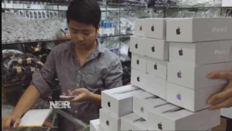 Black market iPhones in China 
