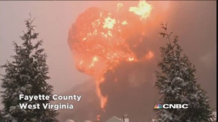 Train carrying oil explodes in West Virgina