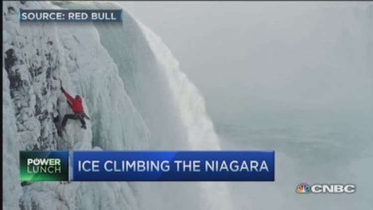 Ice climber scales frozen Niagara Falls