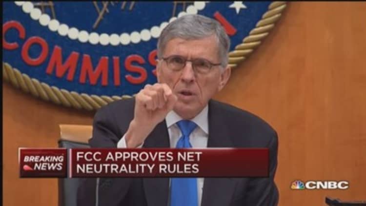 FCC approves net neutrality rules 