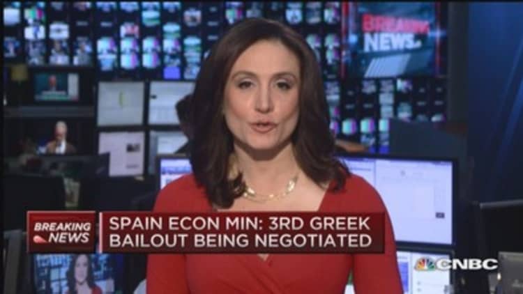Spain Econ. Min: 3rd Greek bailout being negotiated