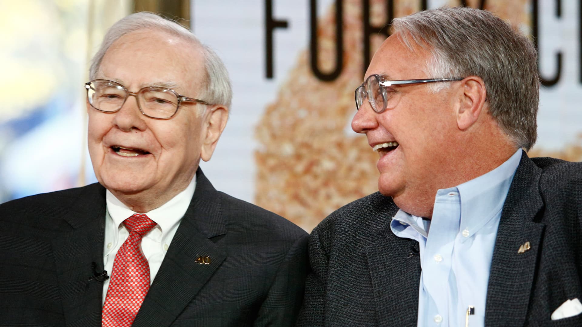 Warren Buffett’s son donates .7 million for Ukraine aid after meeting with Zelenskyy