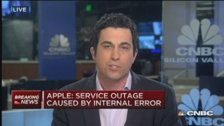 Apple apologizes for server outage