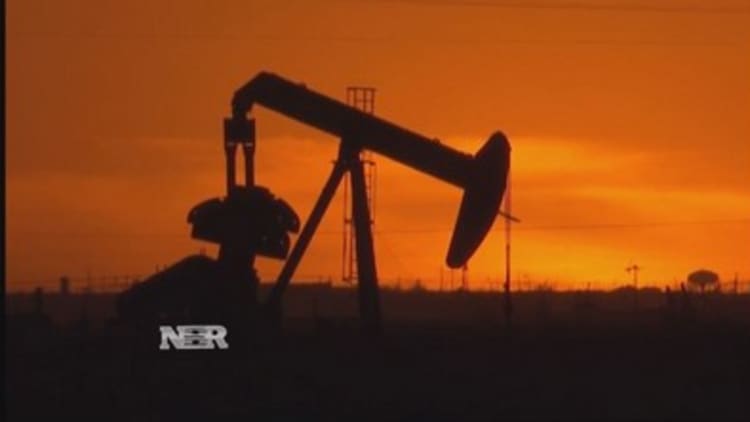 Oil prices dip on strong dollar 
